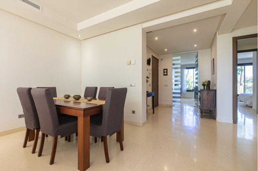 Impresionante apartamento de 3 dormitorios con amplio jardín privado y vistas al mar.