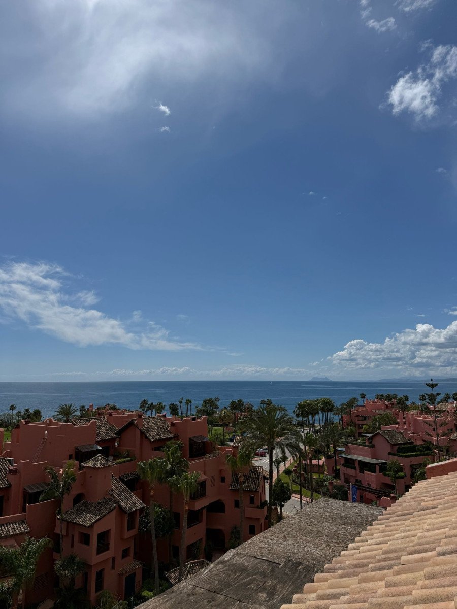 Ático Dúplex con Vistas al Mar en Las Nayades – Oportunidad de Inversión y Estilo de Vida
