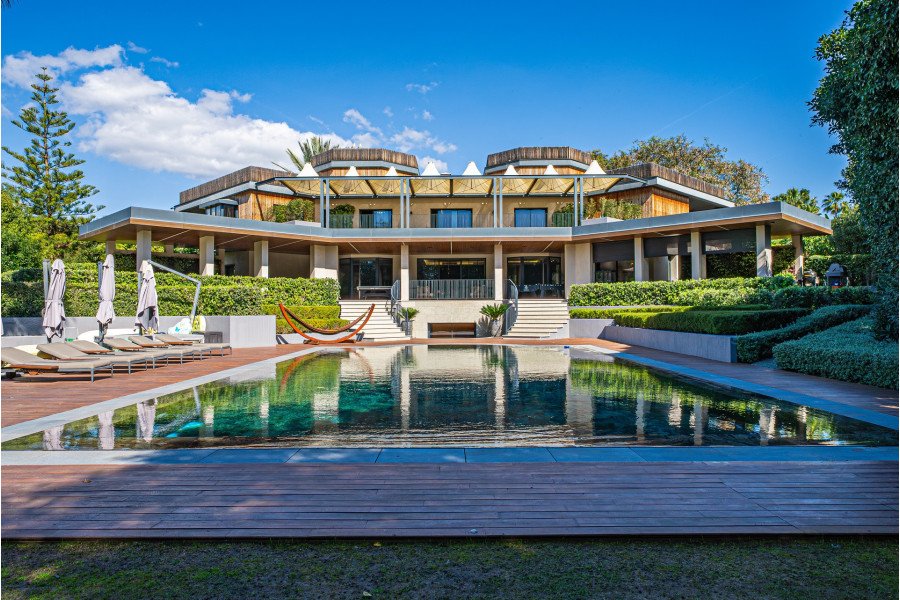 Exclusiva villa en primera línea de golf en Guadalmina Baja