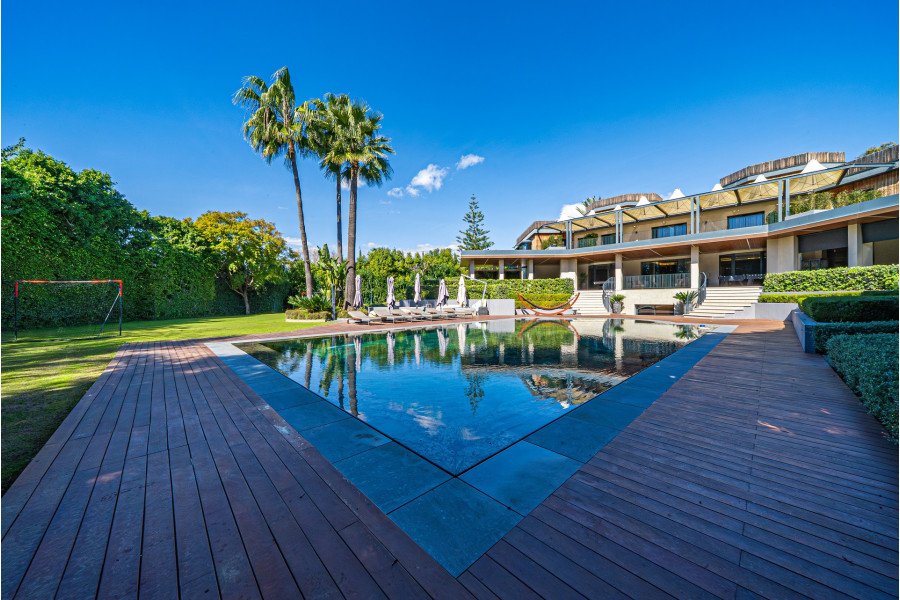 Exclusiva villa en primera línea de golf en Guadalmina Baja
