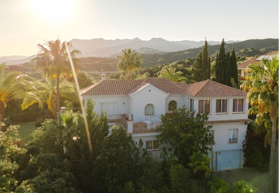 En venta – Villa elegante en El Rosario, Marbella Este