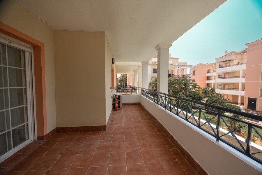 Apartamento de Dos Dormitorios en Alquiler en Aloha Gardens, Nueva Andalucía