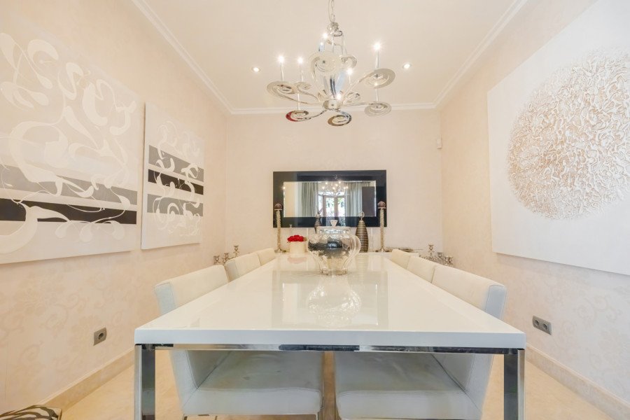 Villa atemporal con carácter mediterráneo en venta en Las Brisas, Nueva Andalucía