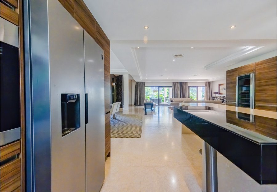 Villa atemporal con carácter mediterráneo en venta en Las Brisas, Nueva Andalucía