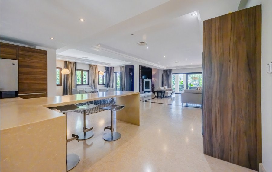 Villa atemporal con carácter mediterráneo en venta en Las Brisas, Nueva Andalucía