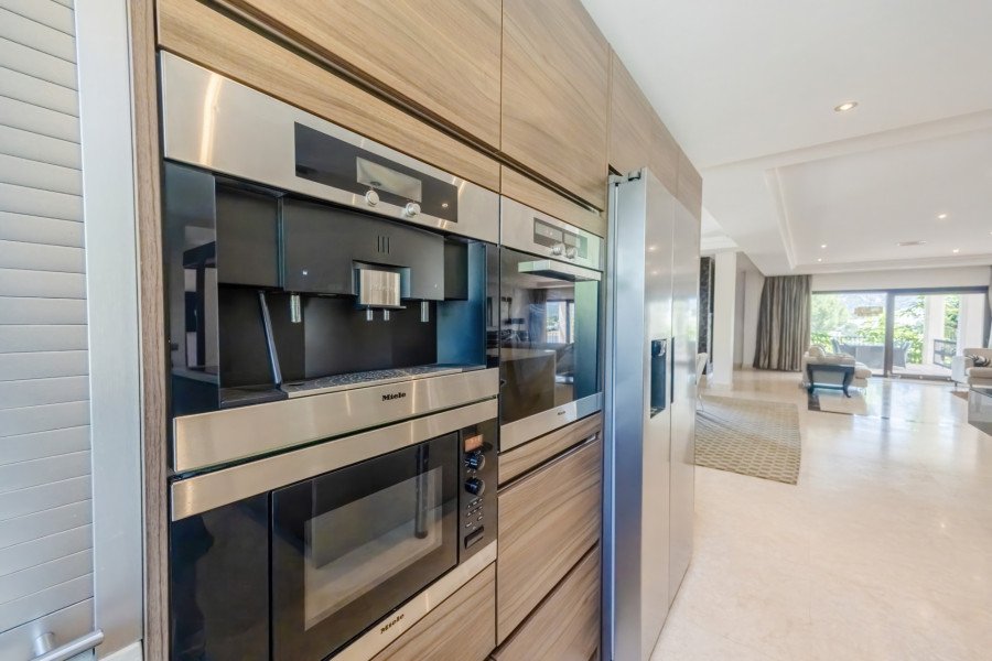 Villa atemporal con carácter mediterráneo en venta en Las Brisas, Nueva Andalucía