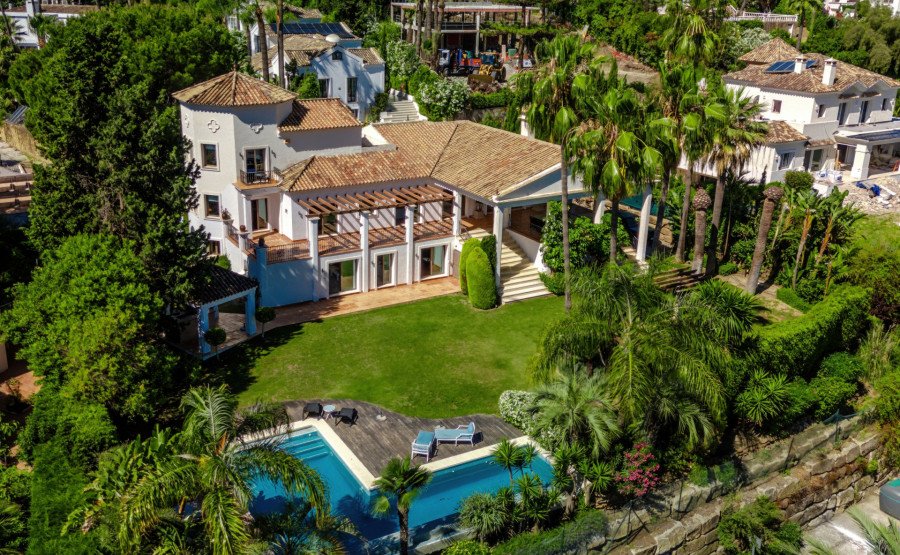 Villa atemporal con carácter mediterráneo en venta en Las Brisas, Nueva Andalucía