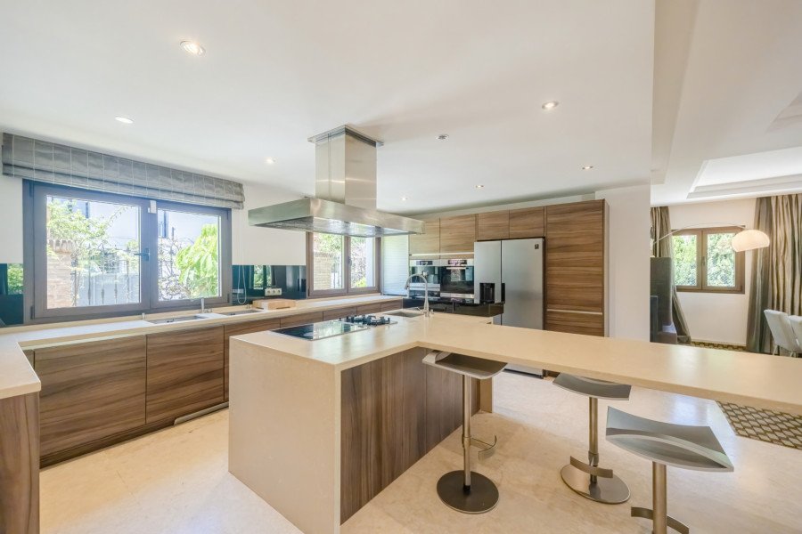 Villa atemporal con carácter mediterráneo en venta en Las Brisas, Nueva Andalucía
