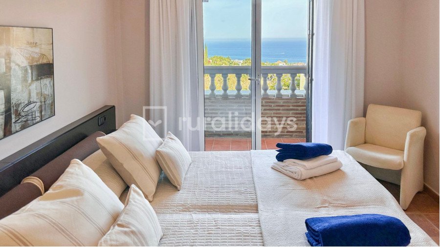 Elegante Villa Mediterránea con Vistas Panorámicas al Mar en Benalmádena