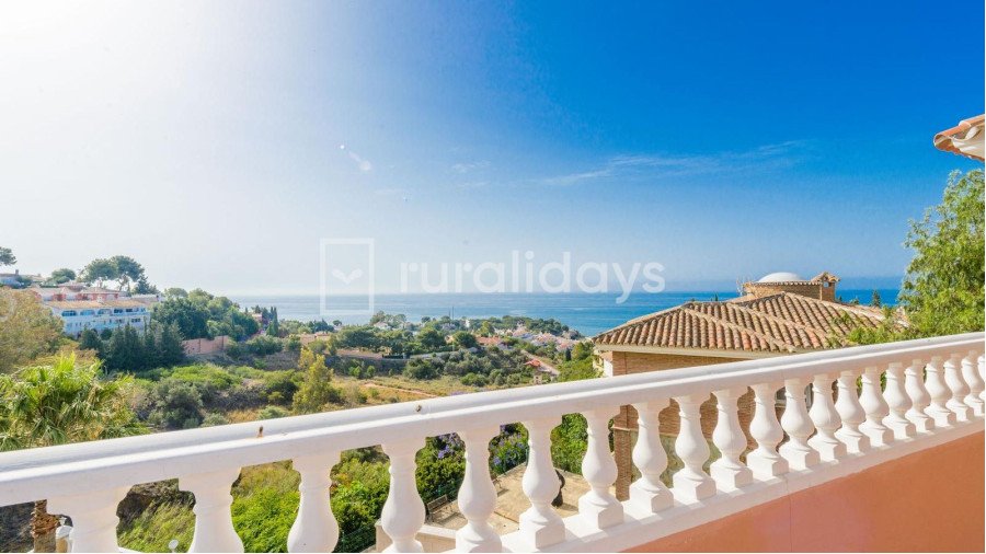 Elegante Villa Mediterránea con Vistas Panorámicas al Mar en Benalmádena