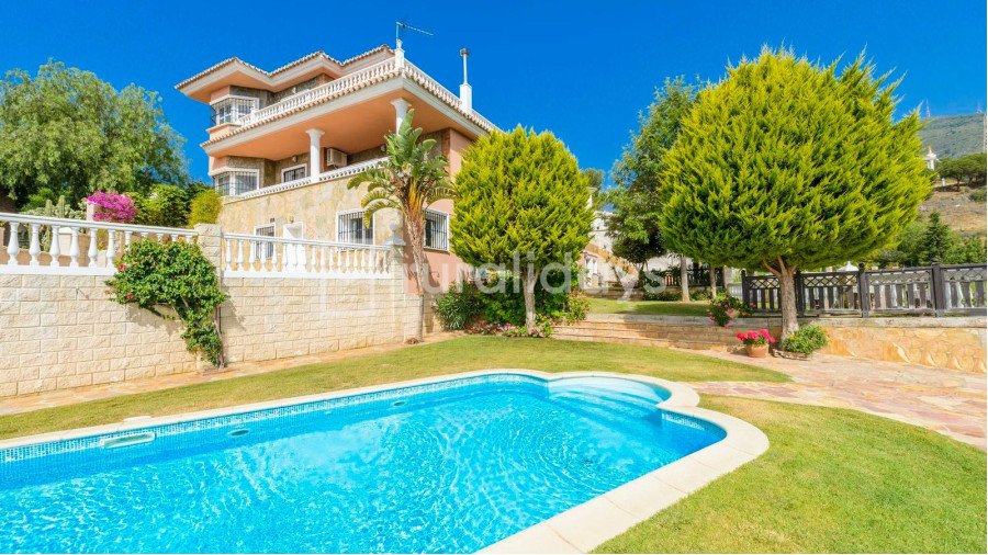 Elegante Villa Mediterránea con Vistas Panorámicas al Mar en Benalmádena