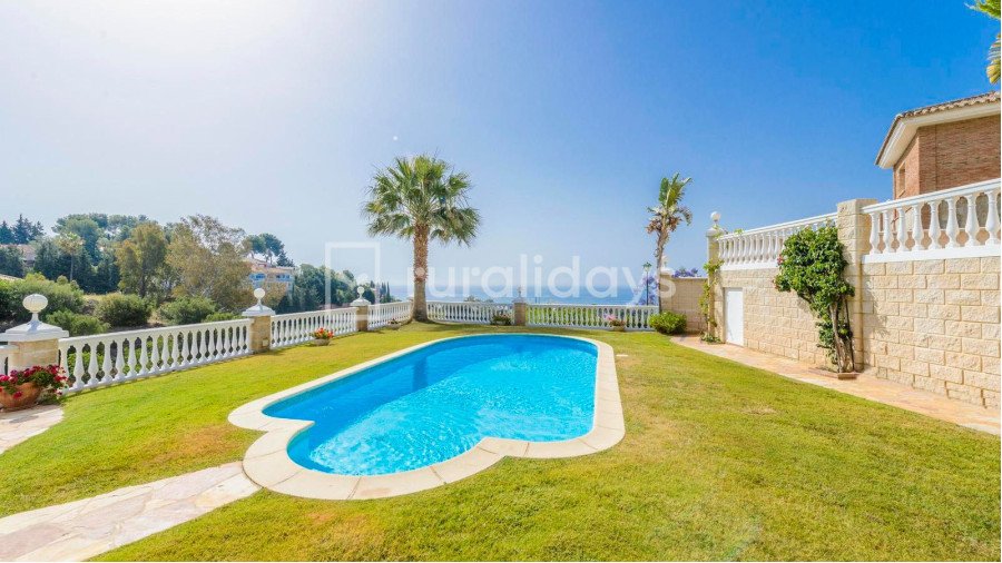 Elegante Villa Mediterránea con Vistas Panorámicas al Mar en Benalmádena