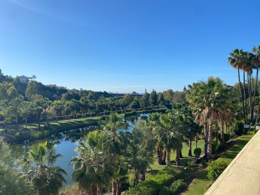 Ático en primera línea de golf en urbanización cerrada