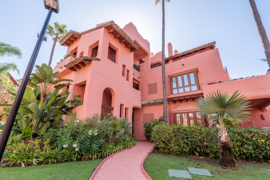 Luxury beachfront ground-floor apartment in the prestigious Cabo Bermejo complex