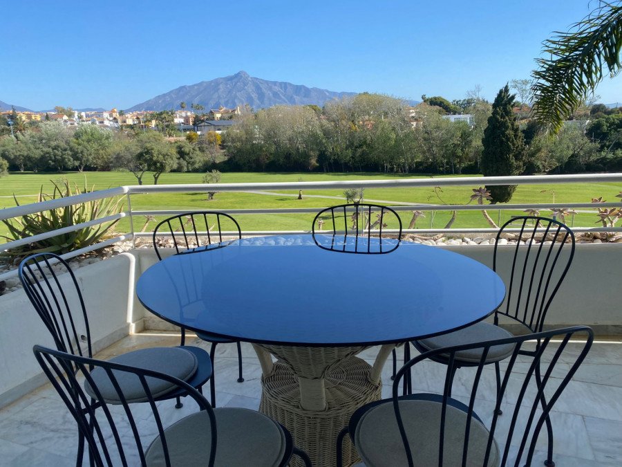 Spacious Beachside Apartment with Panoramic Views – Hoyo 15, Guadalmina Baja