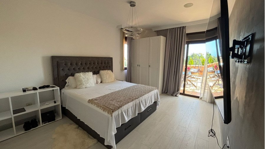 Beachside Duplex Penthouse with Rooftop Jacuzzi – Park Beach, Estepona East