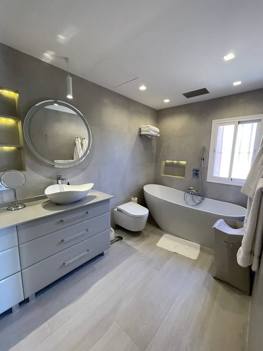 Beachside Duplex Penthouse with Rooftop Jacuzzi – Park Beach, Estepona East