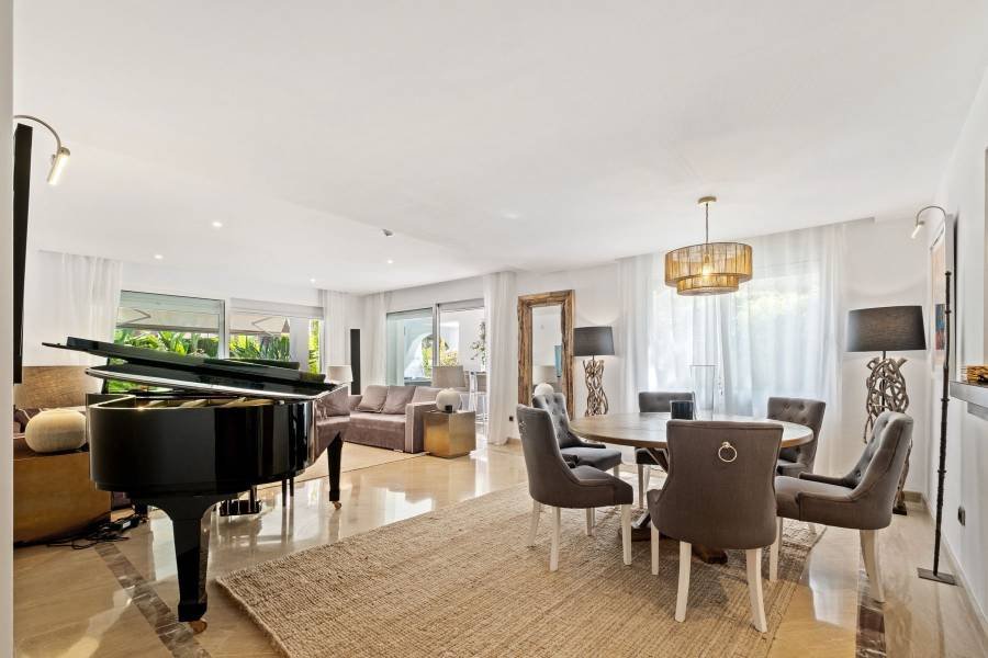 Unique Apartment with Direct Garden Access – Rio Real Golf, Marbella East