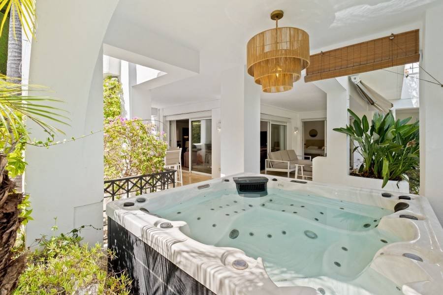 Unique Apartment with Direct Garden Access – Rio Real Golf, Marbella East