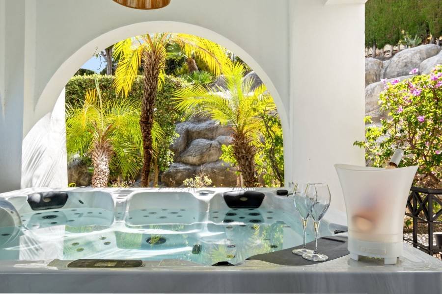 Unique Apartment with Direct Garden Access – Rio Real Golf, Marbella East
