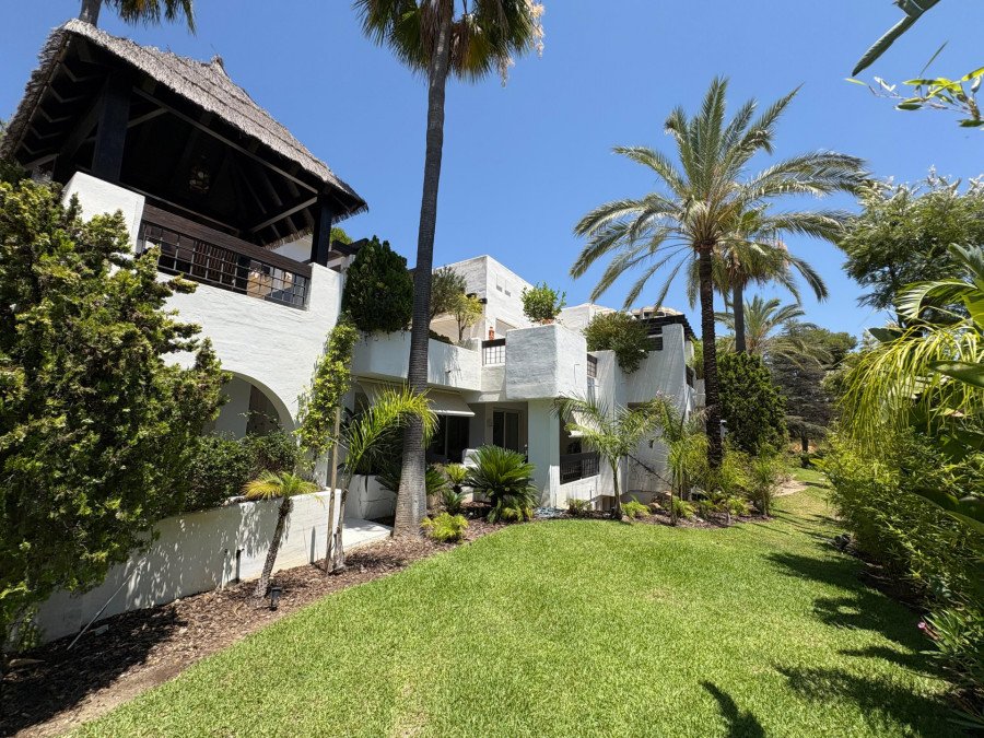 Unique Apartment with Direct Garden Access – Rio Real Golf, Marbella East