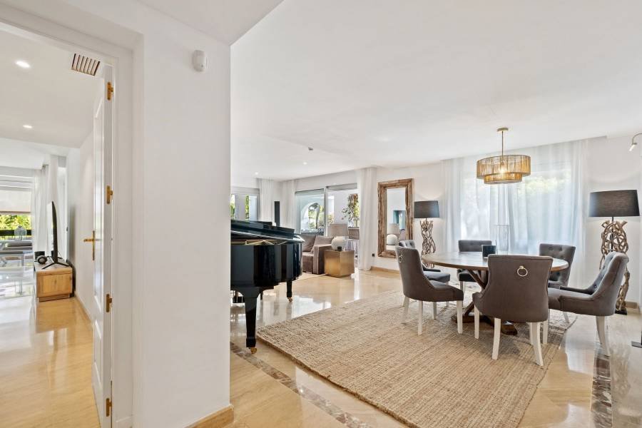 Unique Apartment with Direct Garden Access – Rio Real Golf, Marbella East
