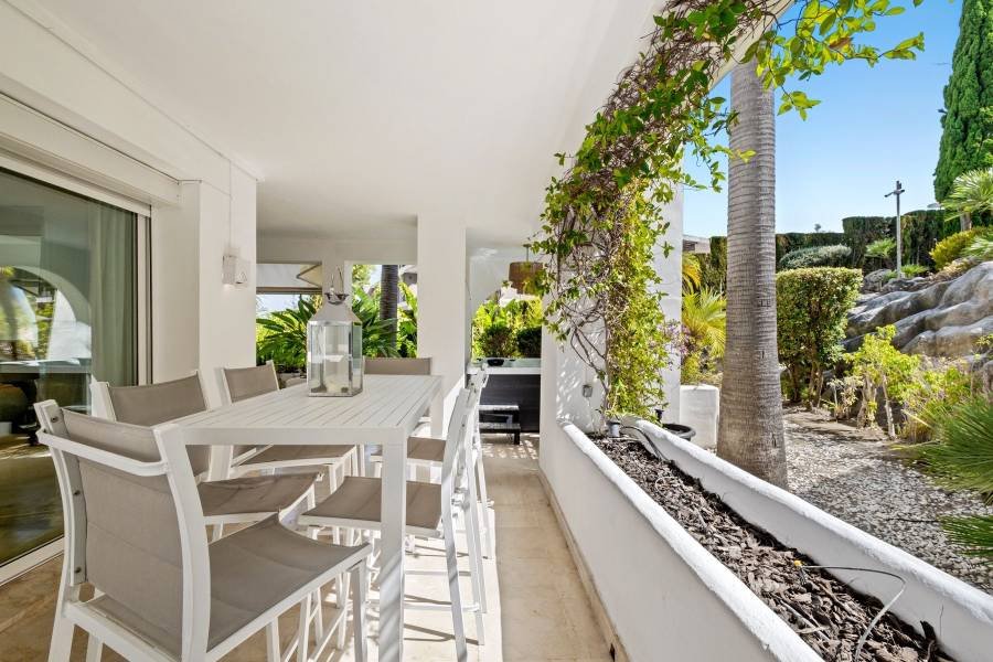 Unique Apartment with Direct Garden Access – Rio Real Golf, Marbella East