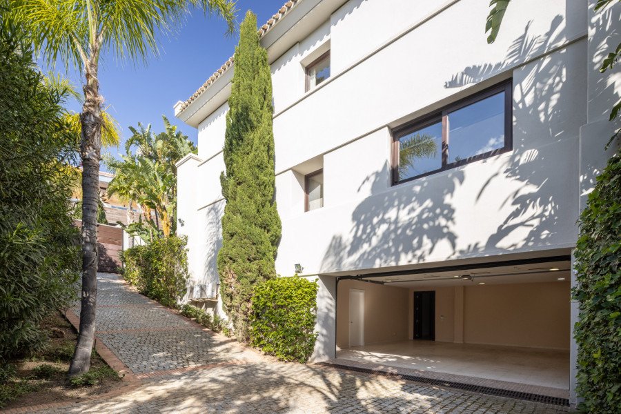 Elegant Villa with Sea Views in Los Flamingos Golf, Benahavís
