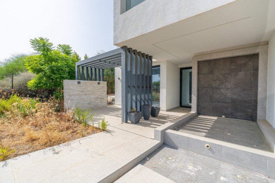 Contemporary Villa for Sale – New Golden Mile, Estepona