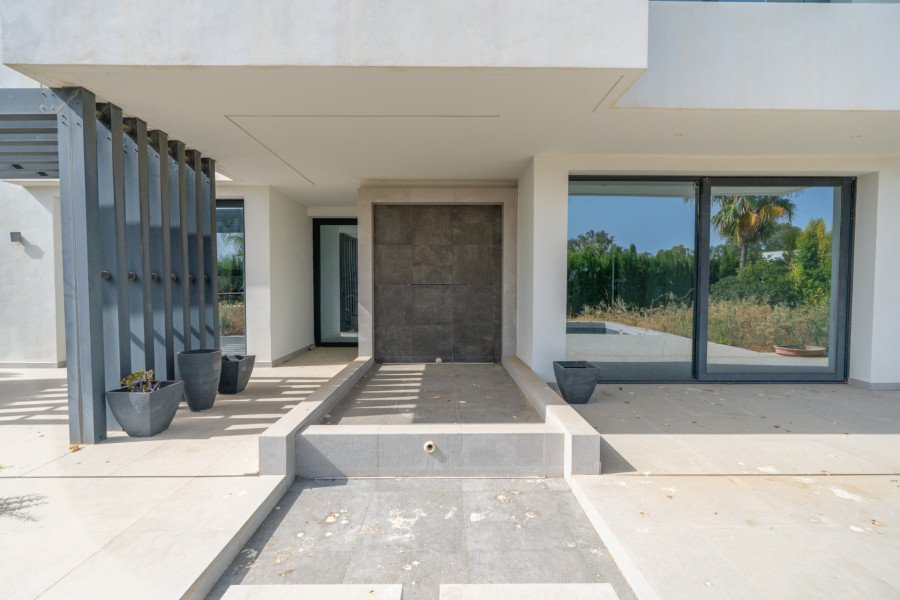 Contemporary Villa for Sale – New Golden Mile, Estepona