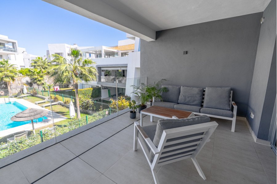 Price drop! 4 bedroom apartment in modern complex Vanian Garden available till end of summer