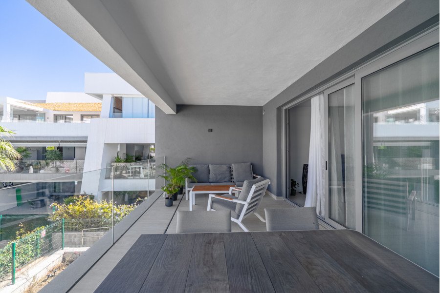 Price drop! 4 bedroom apartment in modern complex Vanian Garden available till end of summer