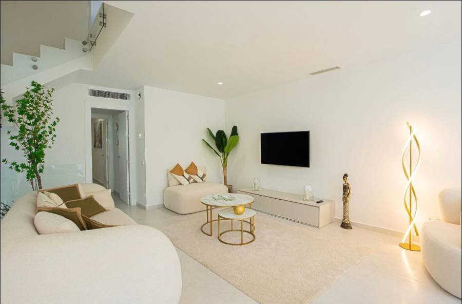 Long-Term Rental – Renovated Townhouse in Aloha, Nueva Andalucía