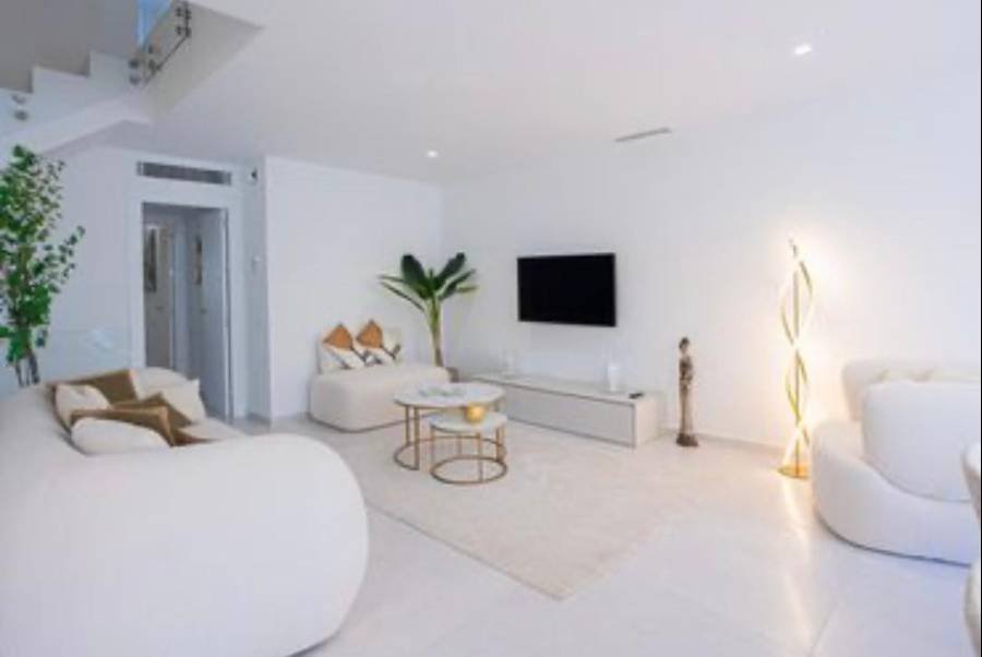 Long-Term Rental – Renovated Townhouse in Aloha, Nueva Andalucía