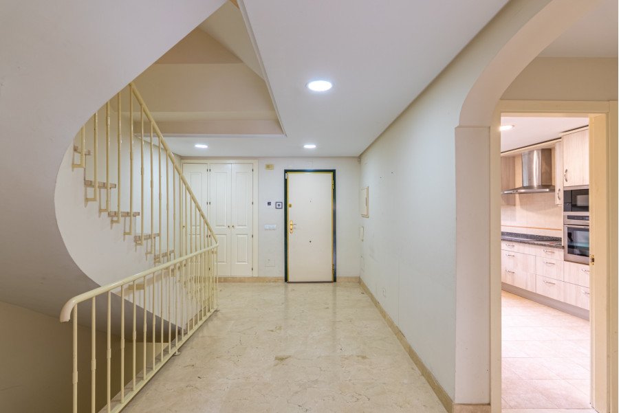 Beautiful Townhouse in Monte Biarritz ·  Nueva atalaya