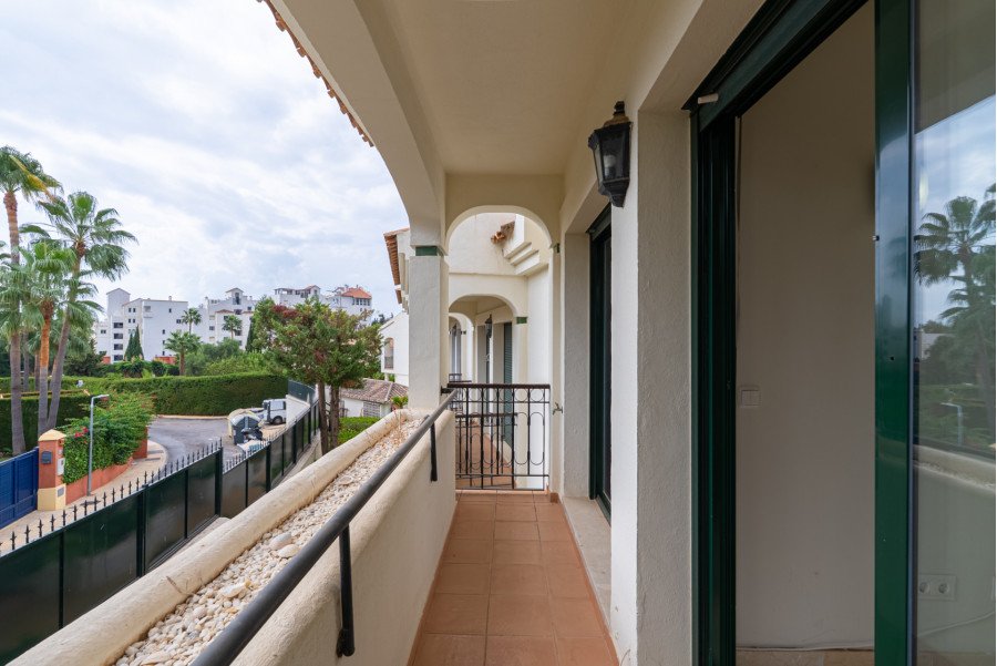 Beautiful Townhouse in Monte Biarritz ·  Nueva atalaya