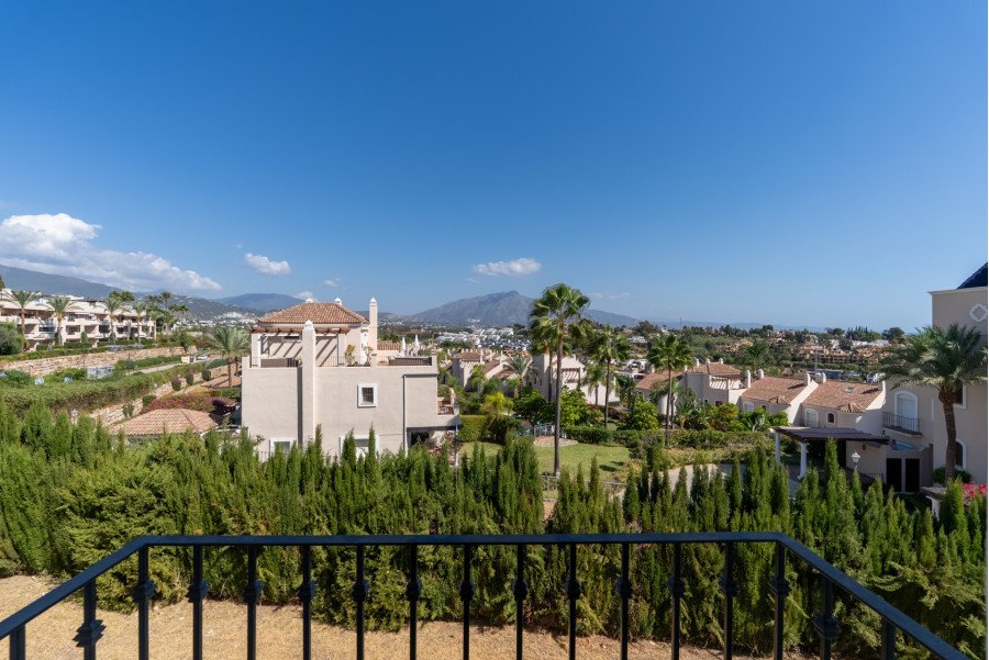 Spacious Apartment for Sale in Benavista, Estepona East