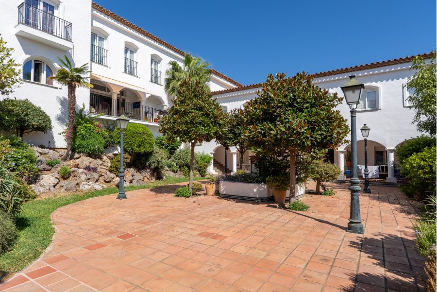 Spacious Apartment for Sale in Benavista, Estepona East
